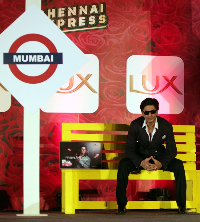 फैन्‍स के साथ किंग खान ने किया लुंगी डांस