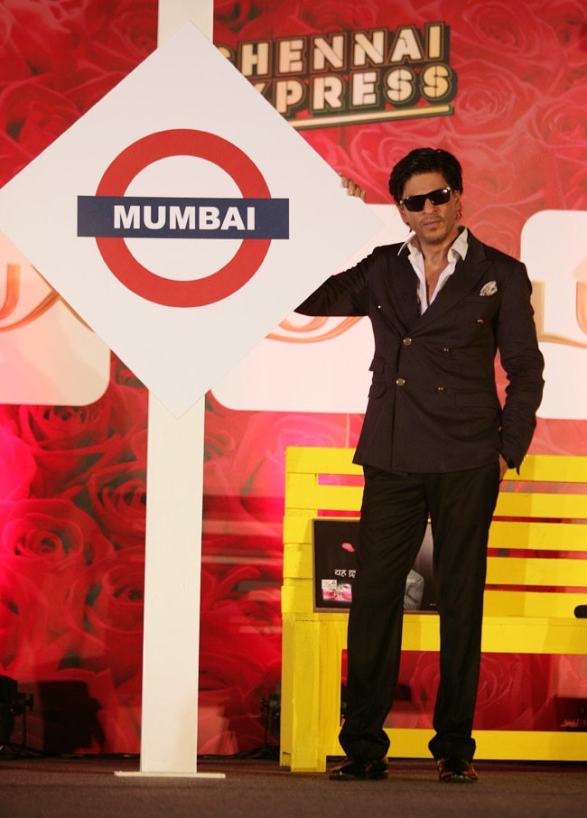 फैन्‍स के साथ किंग खान ने किया लुंगी डांस