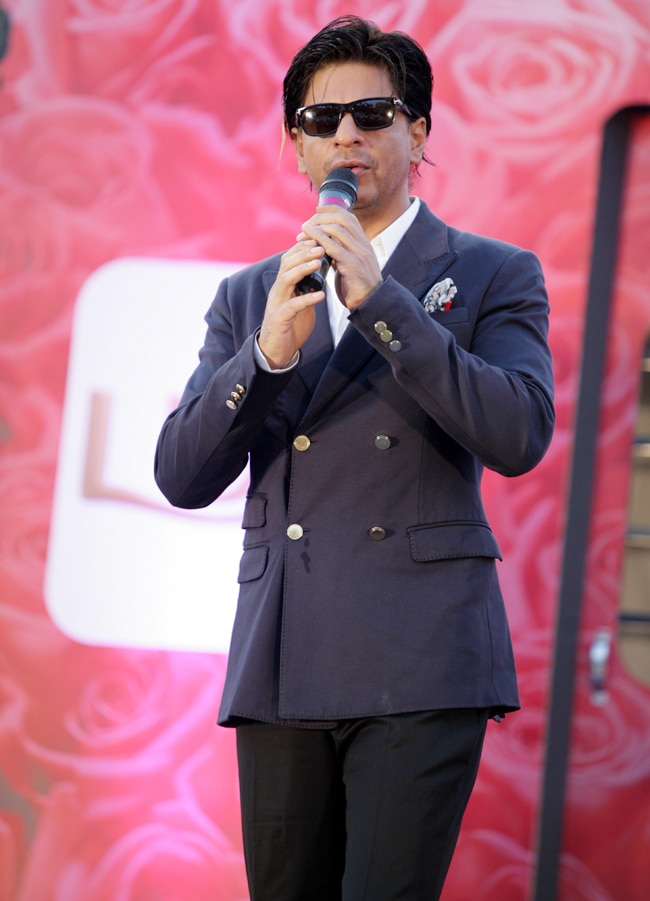 फैन्‍स के साथ किंग खान ने किया लुंगी डांस