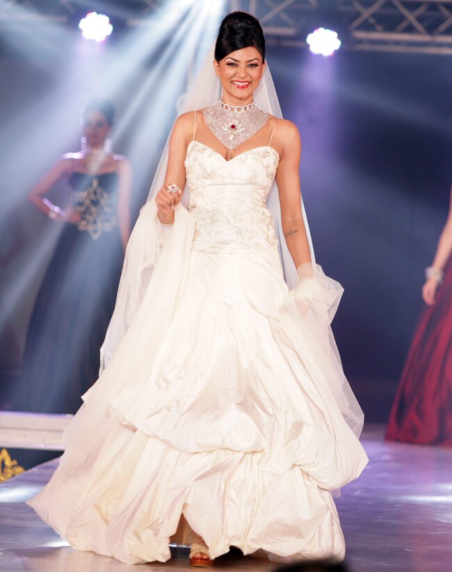 रैंप पर बॉलीवुड की ह‍सीनाओं ने बिखेरा जलवा