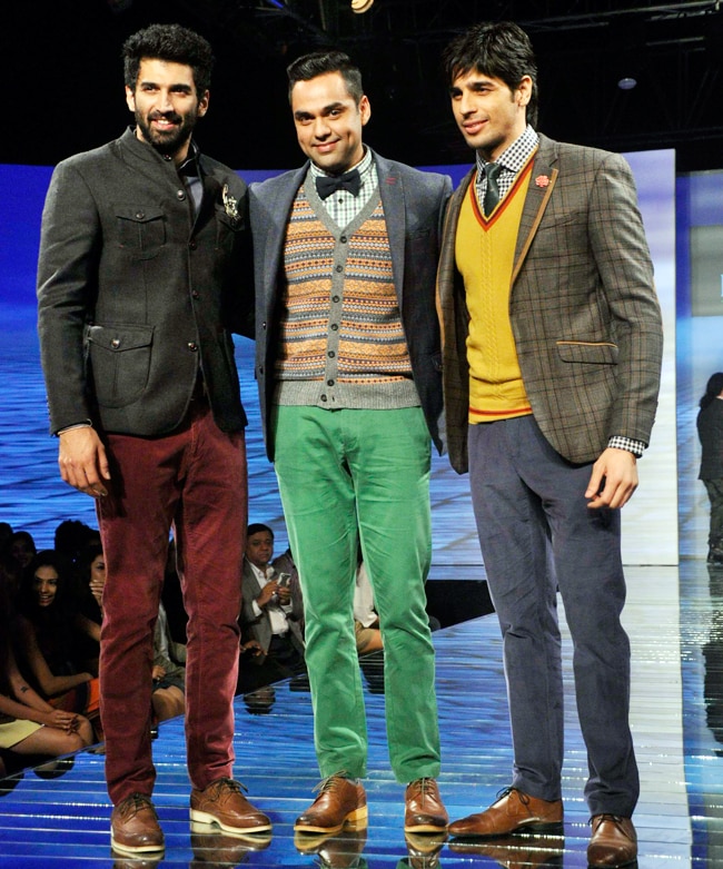 'ब्लैकबेरी' के लिए कलरफुल हुए अभय, आदित्य और सिद्धार्थ