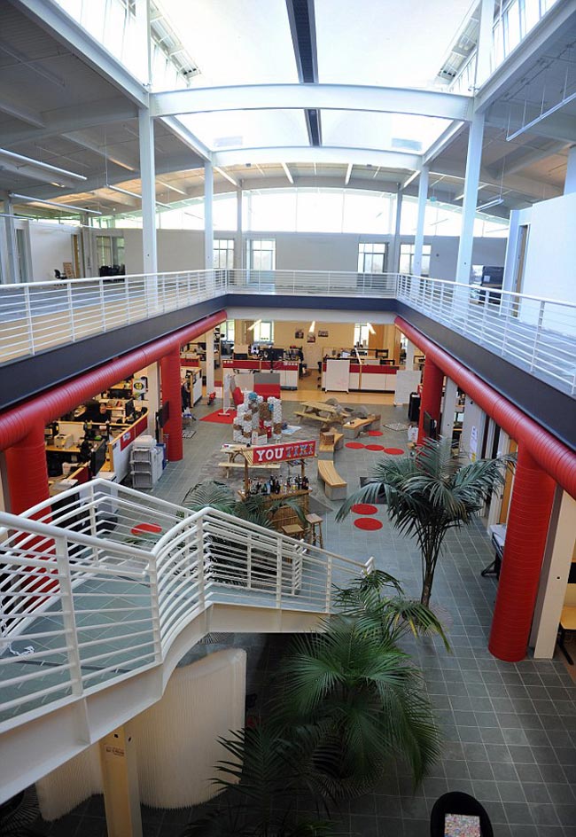 PHOTO: देखें, यूट्यूब के दफ्तर का नजारा