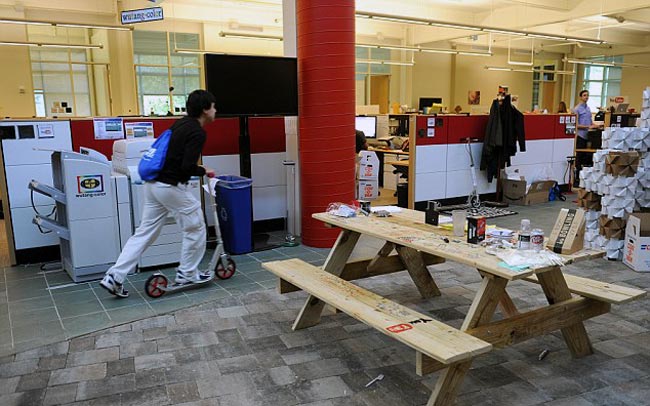 PHOTO: देखें, यूट्यूब के दफ्तर का नजारा