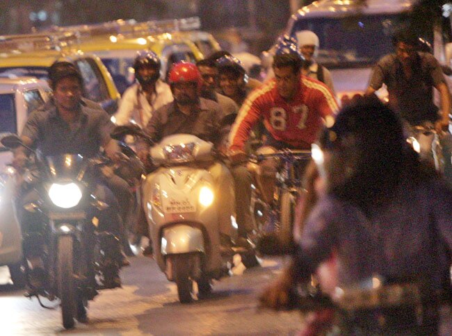 जब साइकिल से अकेले घर गए 'शेरदिल' सलमान