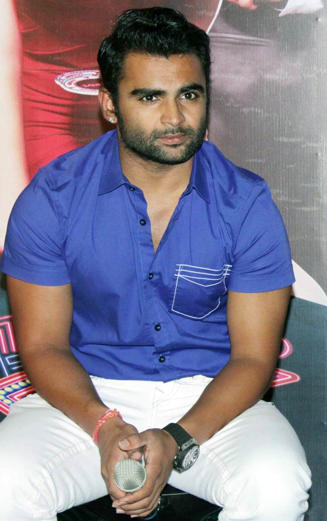 सनी लियोन की फिल्‍म जैकपॉट का ट्रेलर लॉन्‍च | हॉट लियोन