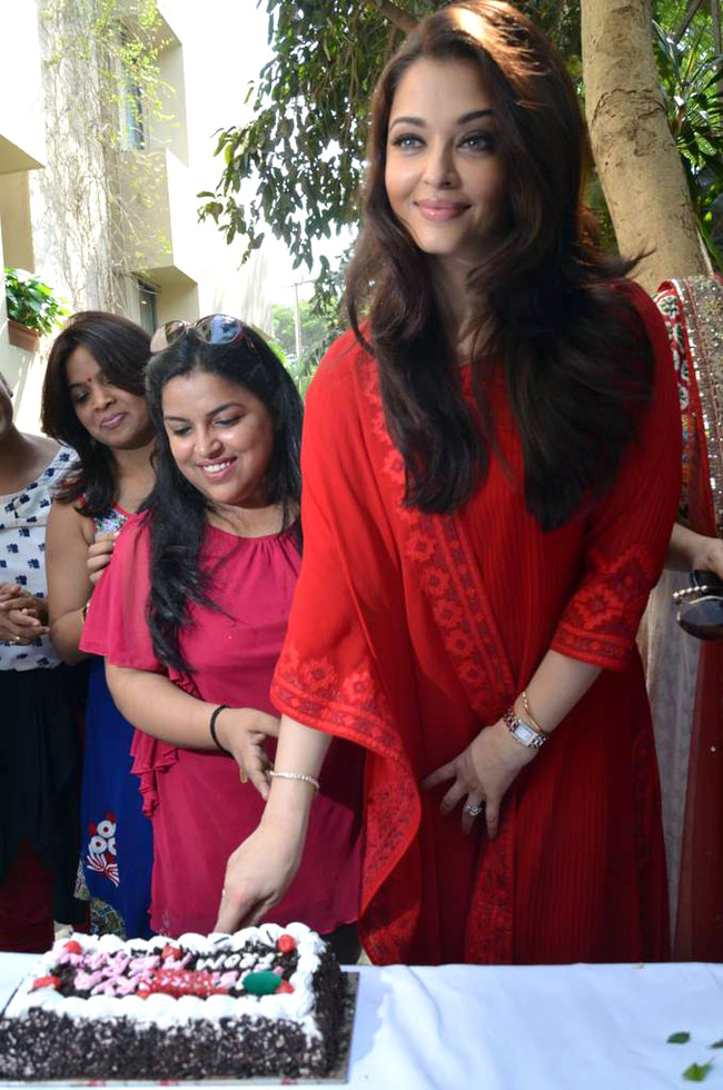 सुर्ख लिबास में खूबसूरत ऐश्‍वर्या राय बच्‍चन