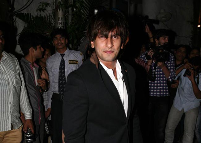 डायरेक्टर होमी ने पार्टी में दीपिका को किया किस