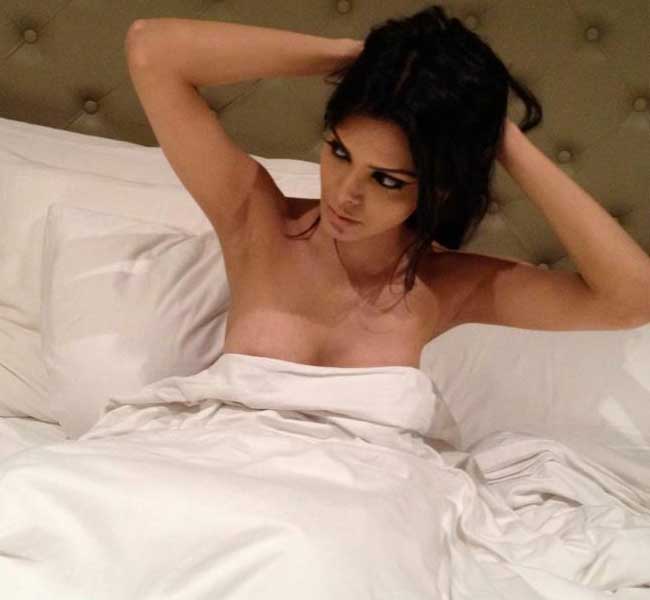 महिला होने का जश्न मना रही हैं शर्लिन