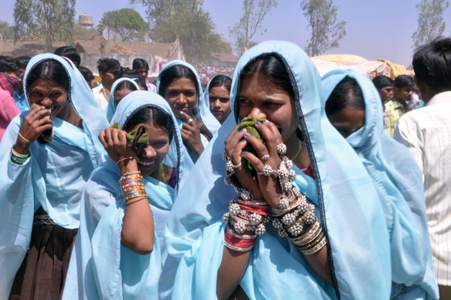 भगोरिया पर्व पर आदिवासी संस्‍कृति की झलकियां