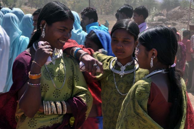 भगोरिया पर्व पर आदिवासी संस्‍कृति की झलकियां