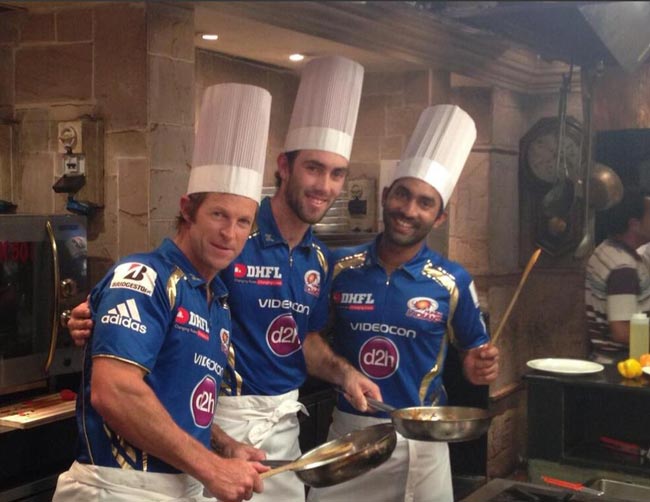 दीपिका ने की क्रिकेटर दिनेश कार्तिक से सगाई