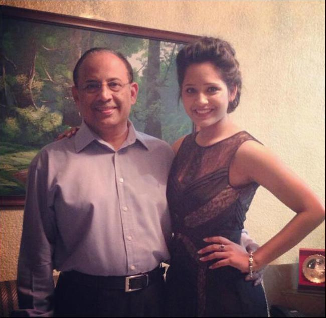 दीपिका ने की क्रिकेटर दिनेश कार्तिक से सगाई