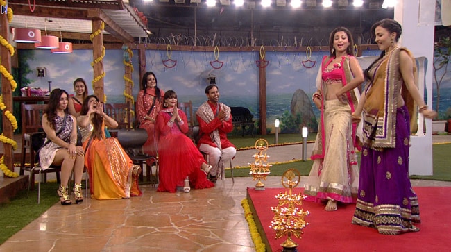 Bigg Boss: घरवालों ने सलमान खान के साथ मनाई दिवाली