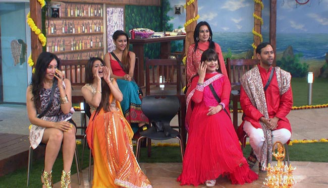 Bigg Boss: घरवालों ने सलमान खान के साथ मनाई दिवाली