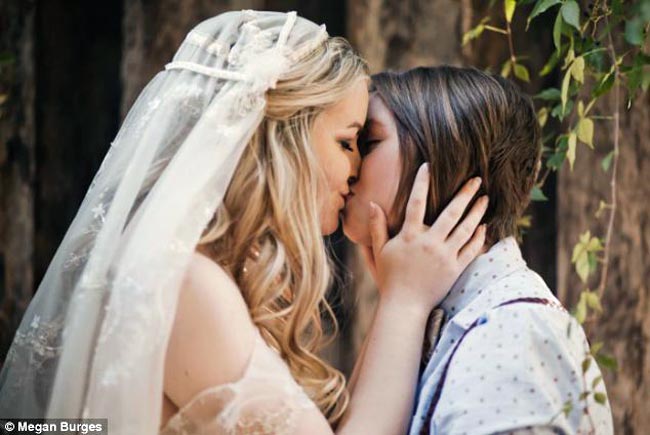 लेस्बियन कपल की शादी का एलबम हुआ वायरल