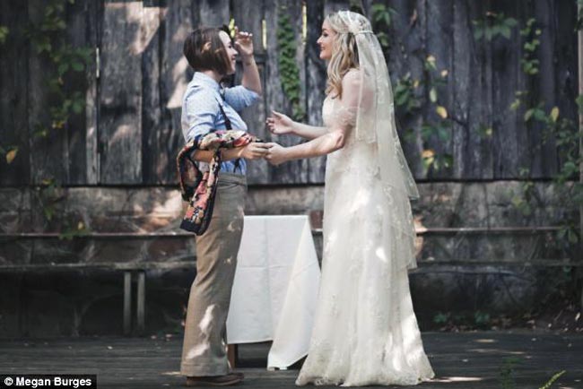 लेस्बियन कपल की शादी का एलबम हुआ वायरल