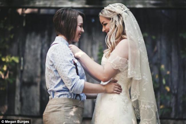 लेस्बियन कपल की शादी का एलबम हुआ वायरल