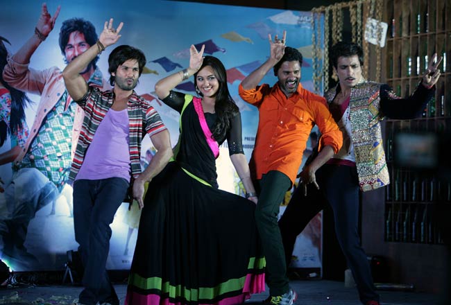 देखिए सोनाक्षी ने कैसे लगाए अपने राजकुमार संग ठुमके