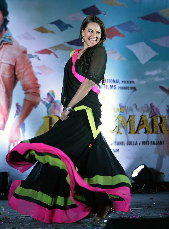 देखिए सोनाक्षी ने कैसे लगाए अपने राजकुमार संग ठुमके