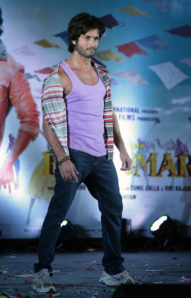 देखिए सोनाक्षी ने कैसे लगाए अपने राजकुमार संग ठुमके