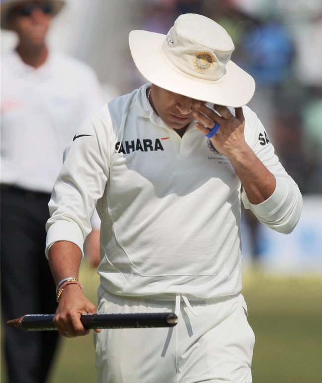 आखों में आंसू लेकर और देकर क्रिकेट से विदा हुए सचिन