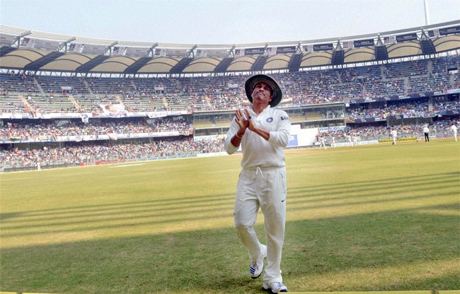 आखों में आंसू लेकर और देकर क्रिकेट से विदा हुए सचिन