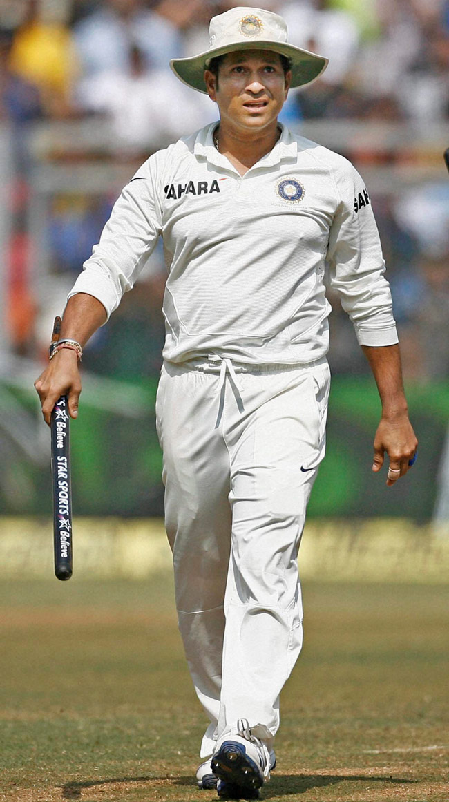आखों में आंसू लेकर और देकर क्रिकेट से विदा हुए सचिन
