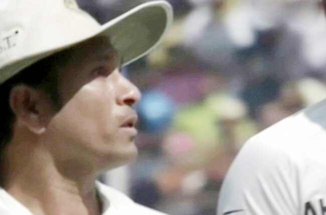 आखों में आंसू लेकर और देकर क्रिकेट से विदा हुए सचिन