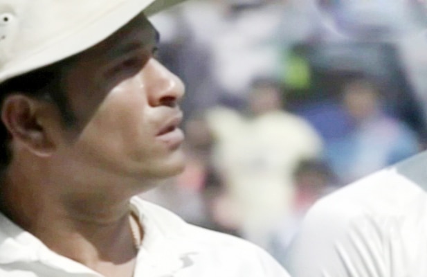 आखों में आंसू लेकर और देकर क्रिकेट से विदा हुए सचिन