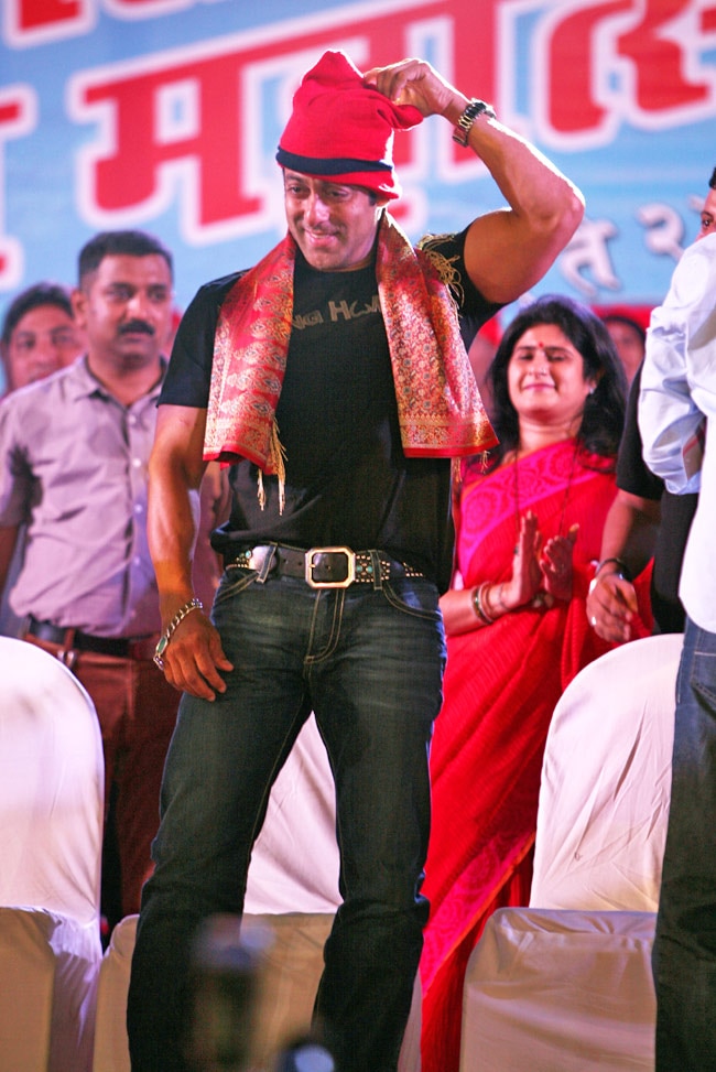 विवादों भरा रहा सलमान का कोली महोत्‍सव में आना