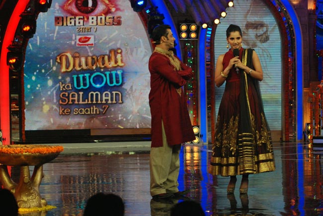 Bigg Boss: घरवालों ने सलमान खान के साथ मनाई दिवाली