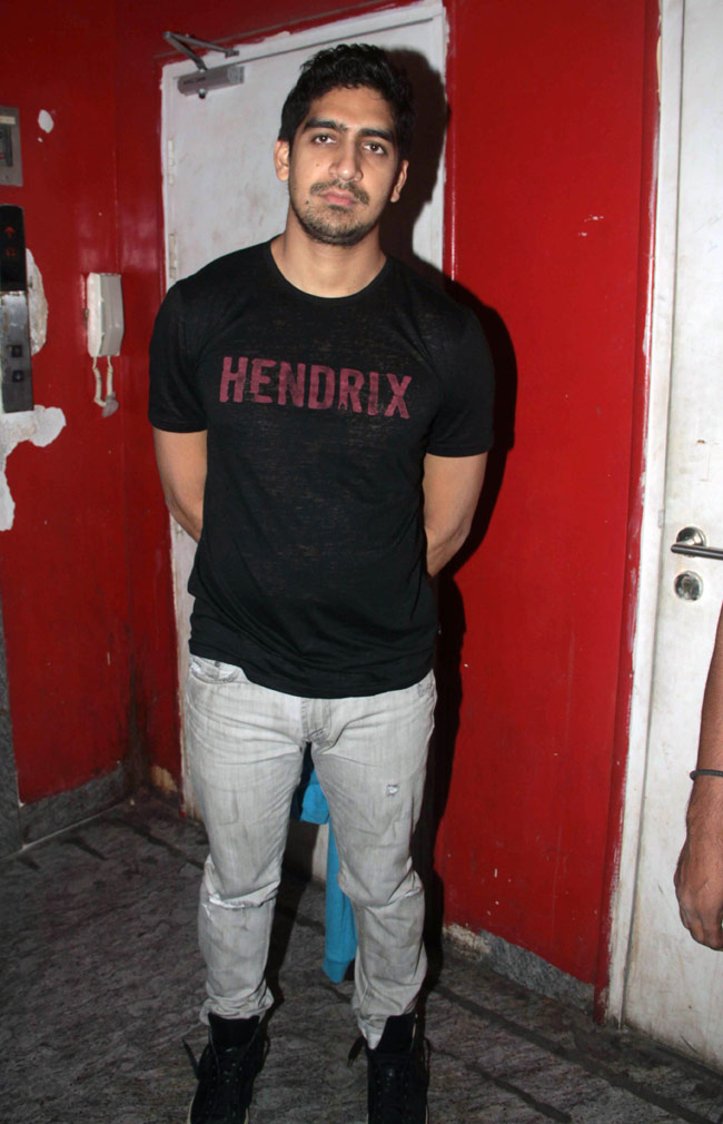 'गोरी तेरे प्यार में' की स्क्रीनिंग में ट्रांसपेरेंट ड्रेस पहनकर पहुंचीं 'बेबो'