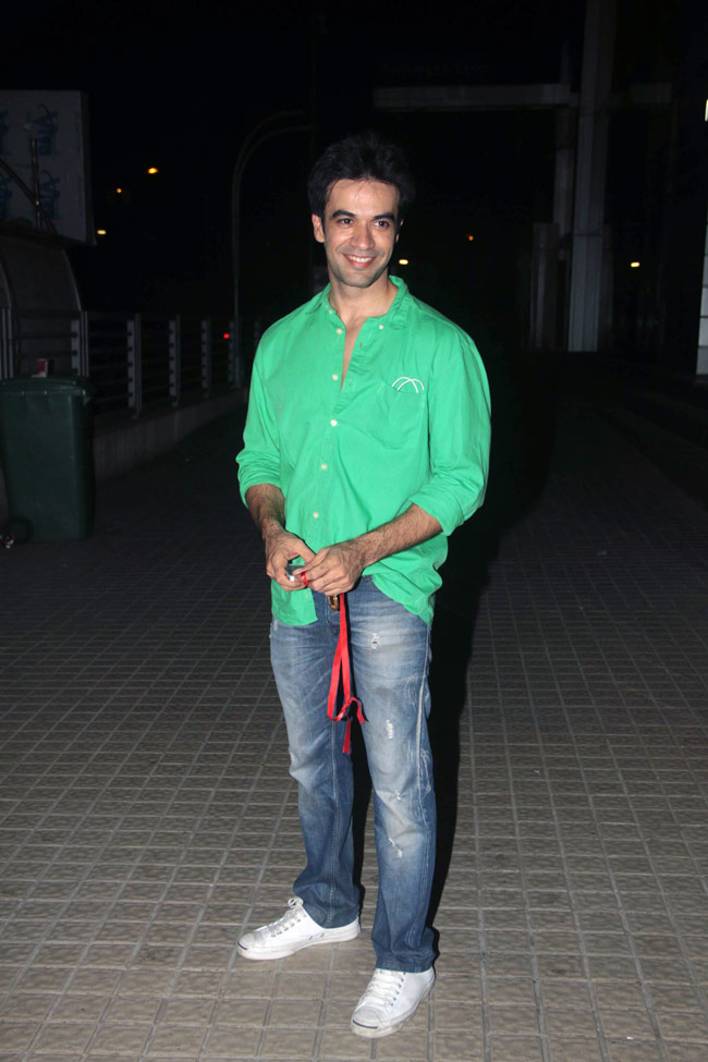 'गोरी तेरे प्यार में' की स्क्रीनिंग में ट्रांसपेरेंट ड्रेस पहनकर पहुंचीं 'बेबो'