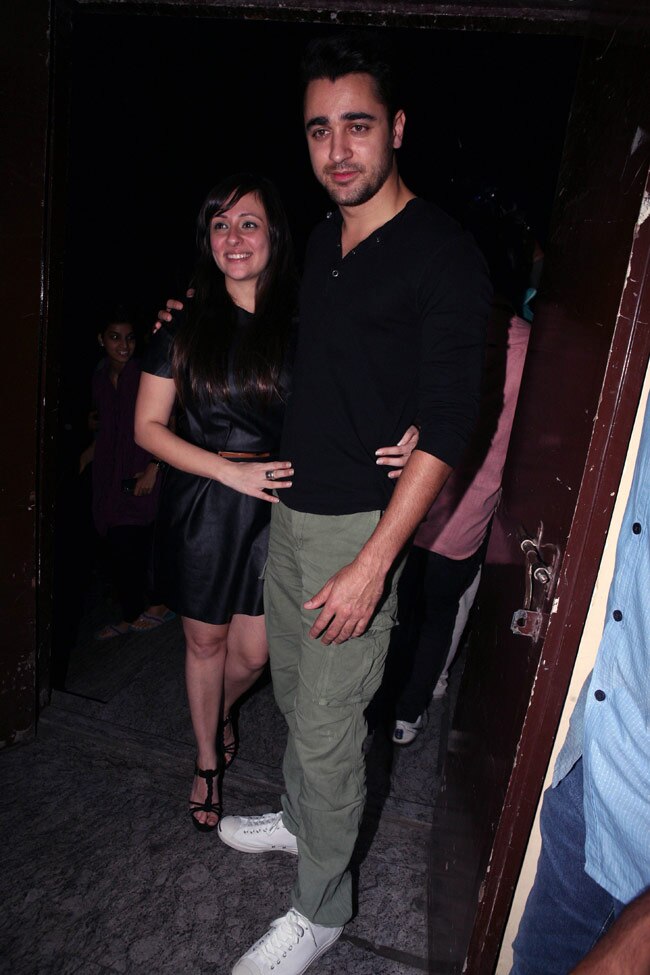 'गोरी तेरे प्यार में' की स्क्रीनिंग में ट्रांसपेरेंट ड्रेस पहनकर पहुंचीं 'बेबो'