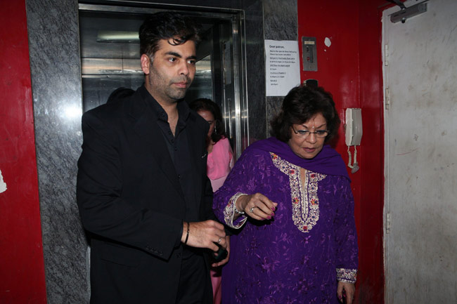 'गोरी तेरे प्यार में' की स्क्रीनिंग में ट्रांसपेरेंट ड्रेस पहनकर पहुंचीं 'बेबो'