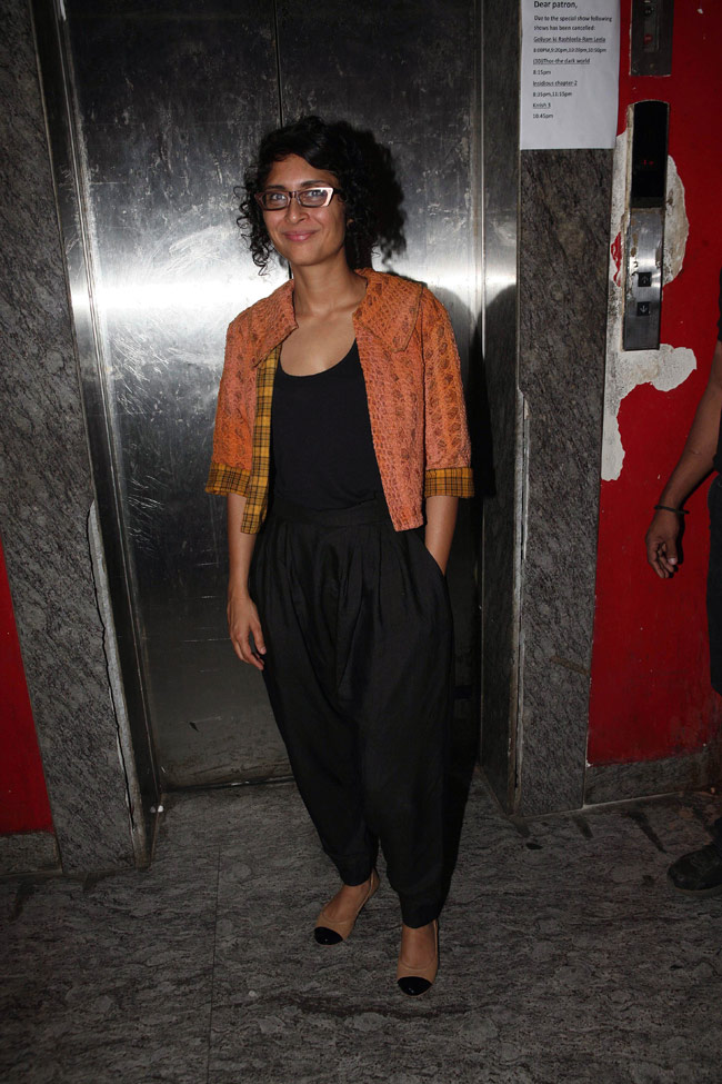 'गोरी तेरे प्यार में' की स्क्रीनिंग में ट्रांसपेरेंट ड्रेस पहनकर पहुंचीं 'बेबो'