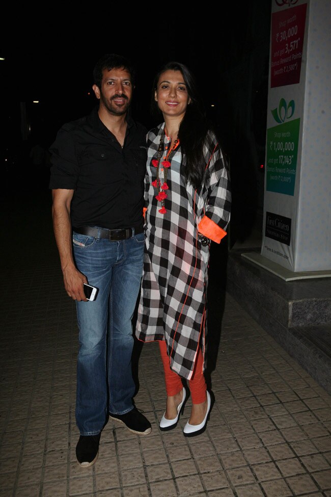 'गोरी तेरे प्यार में' की स्क्रीनिंग में ट्रांसपेरेंट ड्रेस पहनकर पहुंचीं 'बेबो'