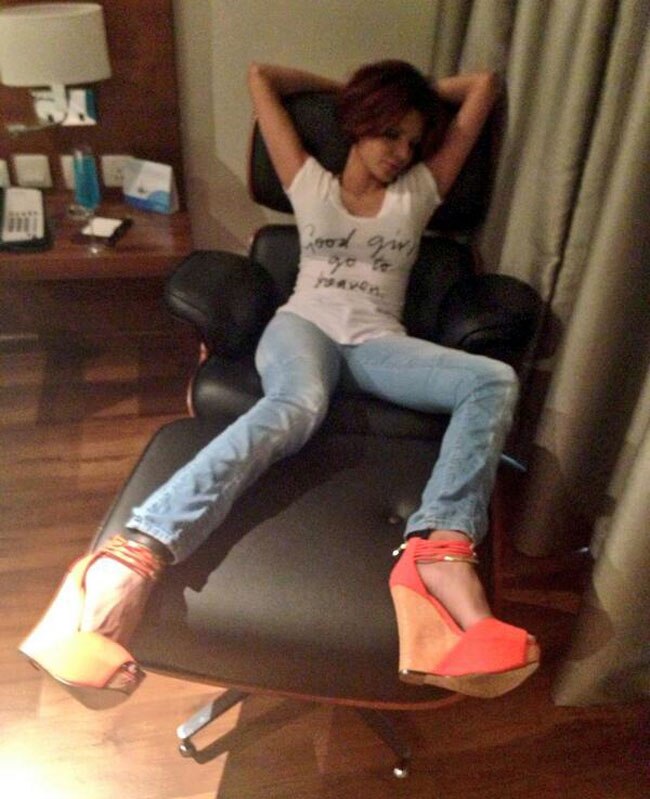 महिला होने का जश्न मना रही हैं शर्लिन