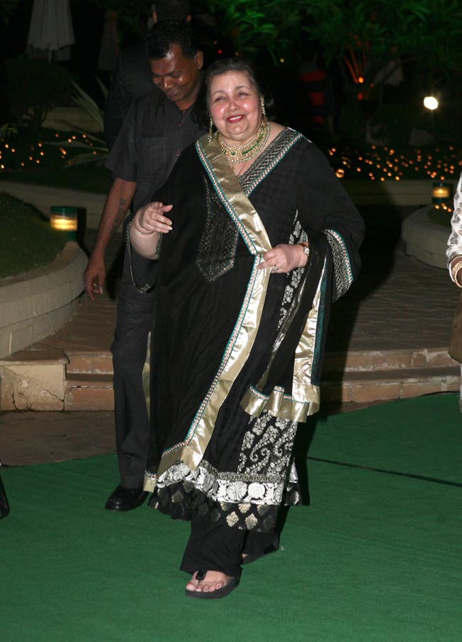 विशेष भट्ट की शादी की रिसेप्शन पर पहुंचे बॉलीवुड सितारें