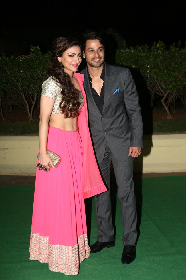 विशेष भट्ट की शादी की रिसेप्शन पर पहुंचे बॉलीवुड सितारें