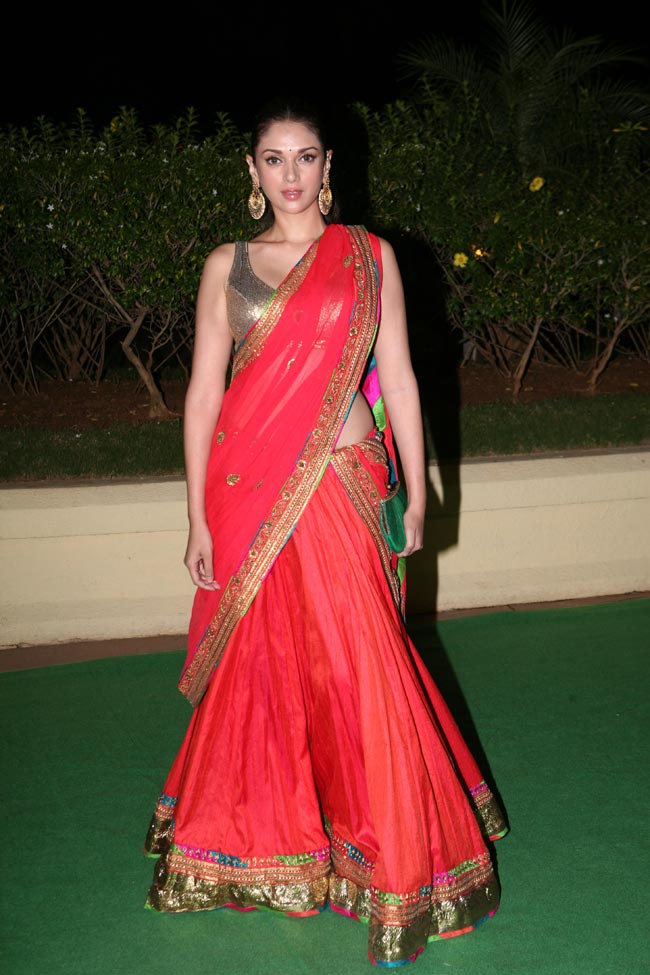 विशेष भट्ट की शादी की रिसेप्शन पर पहुंचे बॉलीवुड सितारें