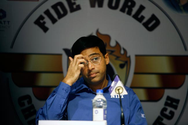 आनंद को हराने वाले कार्लसन को जयललिता ने दी ट्रॉफी