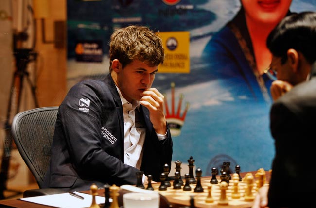 आनंद को हराने वाले कार्लसन को जयललिता ने दी ट्रॉफी