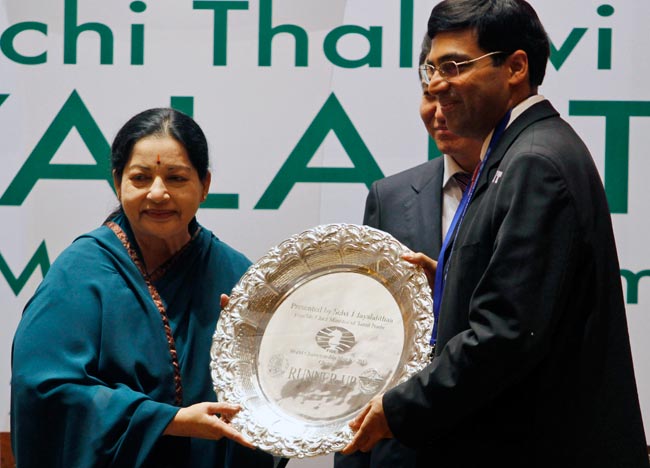 आनंद को हराने वाले कार्लसन को जयललिता ने दी ट्रॉफी