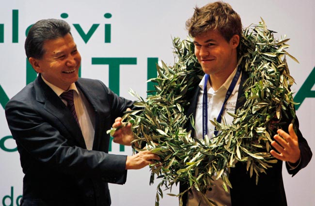 आनंद को हराने वाले कार्लसन को जयललिता ने दी ट्रॉफी