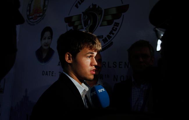 आनंद को हराने वाले कार्लसन को जयललिता ने दी ट्रॉफी