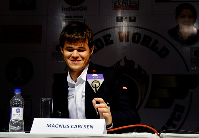 आनंद को हराने वाले कार्लसन को जयललिता ने दी ट्रॉफी