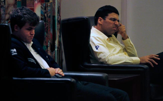 आनंद को हराने वाले कार्लसन को जयललिता ने दी ट्रॉफी