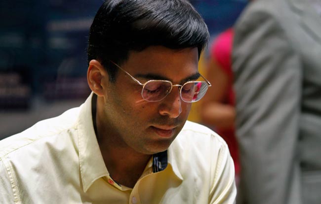 आनंद को हराने वाले कार्लसन को जयललिता ने दी ट्रॉफी