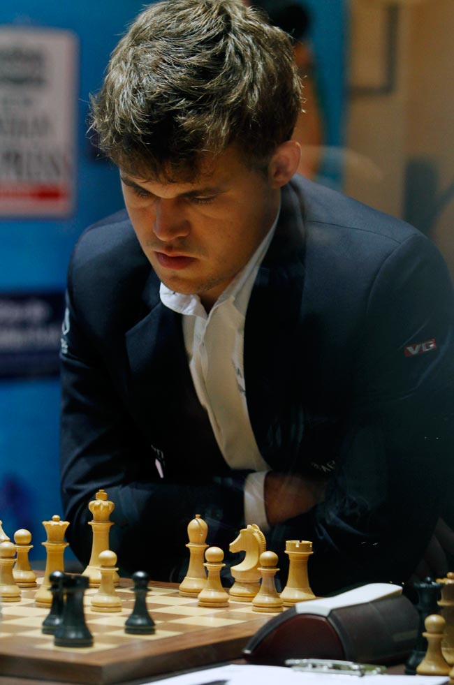 आनंद को हराने वाले कार्लसन को जयललिता ने दी ट्रॉफी